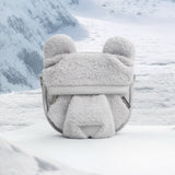 雪景色を背景にしたORIBAGU ベア型ミニポーチ（グレー）。モコモコしたシープボアとレザー調素材でクマの造形をデザインした正面図。