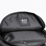 ORIBAGU ミニポーチ（ブラック）の内装イメージ。ブランドロゴタグとジッパー付きの内ポケットが確認できる、機能的な内部構造。